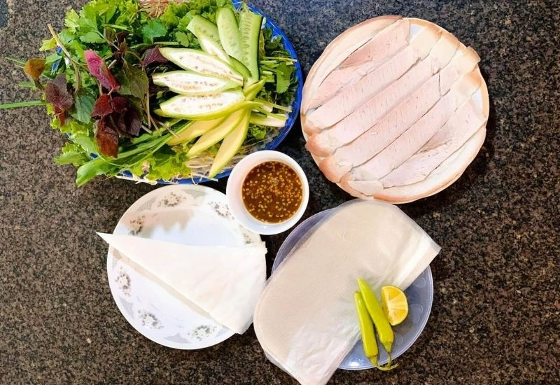 Bánh tráng cuốn thịt heo ăn kèm mắm nêm (Ảnh: Sưu tầm)